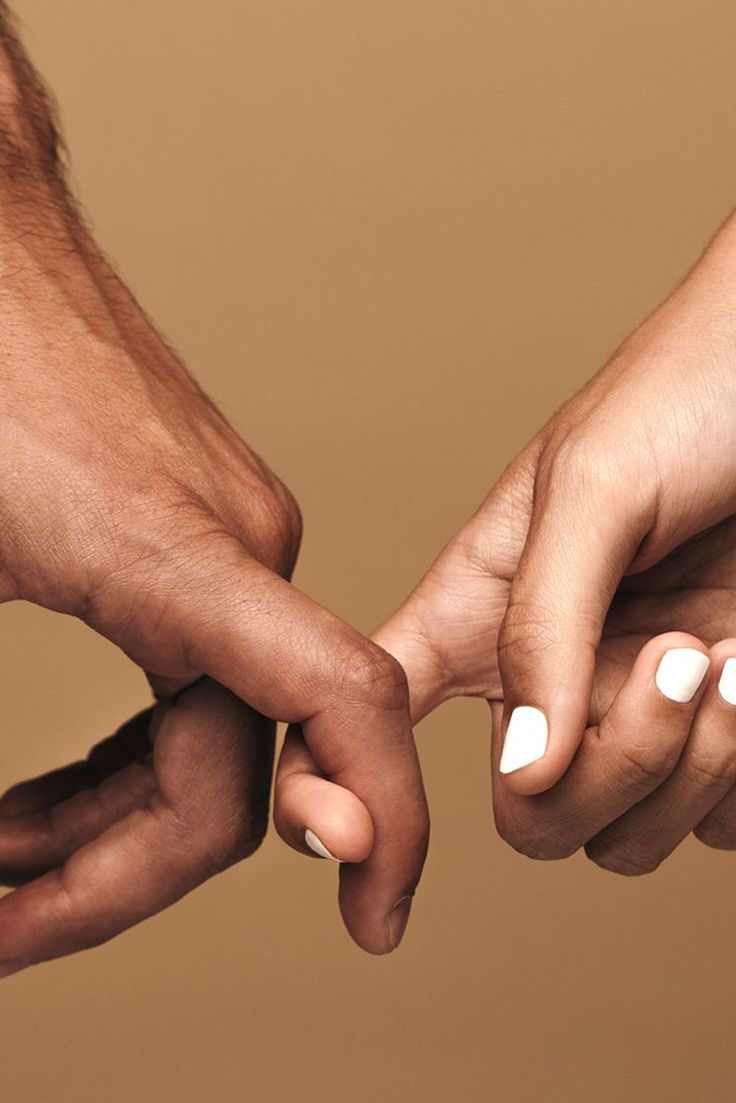 Casal de mãos dadas — Terapia de Casal em Brasília
